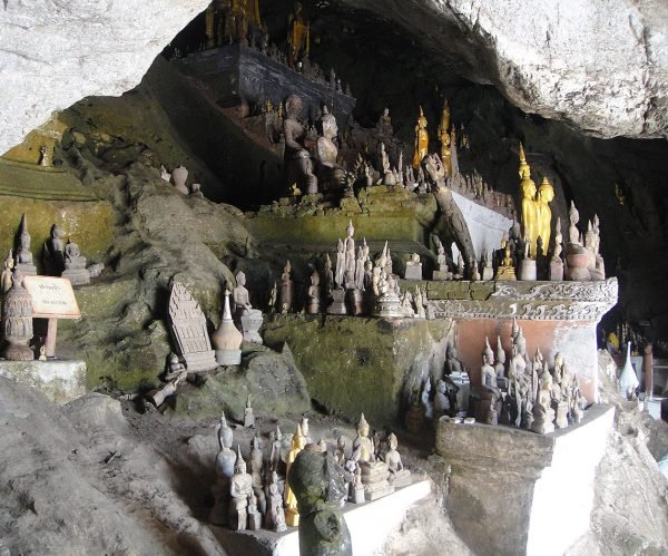 Hundreds of Buddha representations